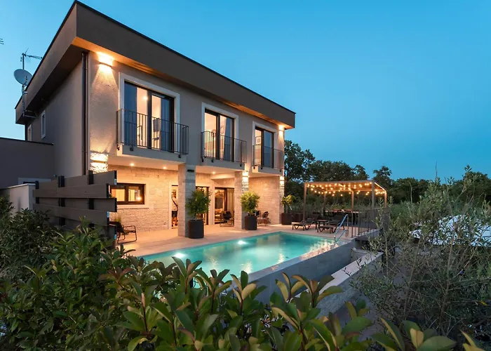 Villa Mit Pool Und Wellness Fuer 8 Personen