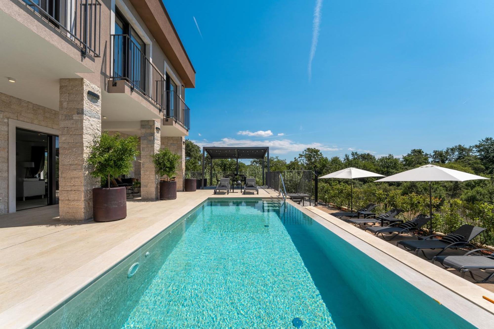 Mit Pool Und Wellness Fuer 8 Personen Ferienhaus *