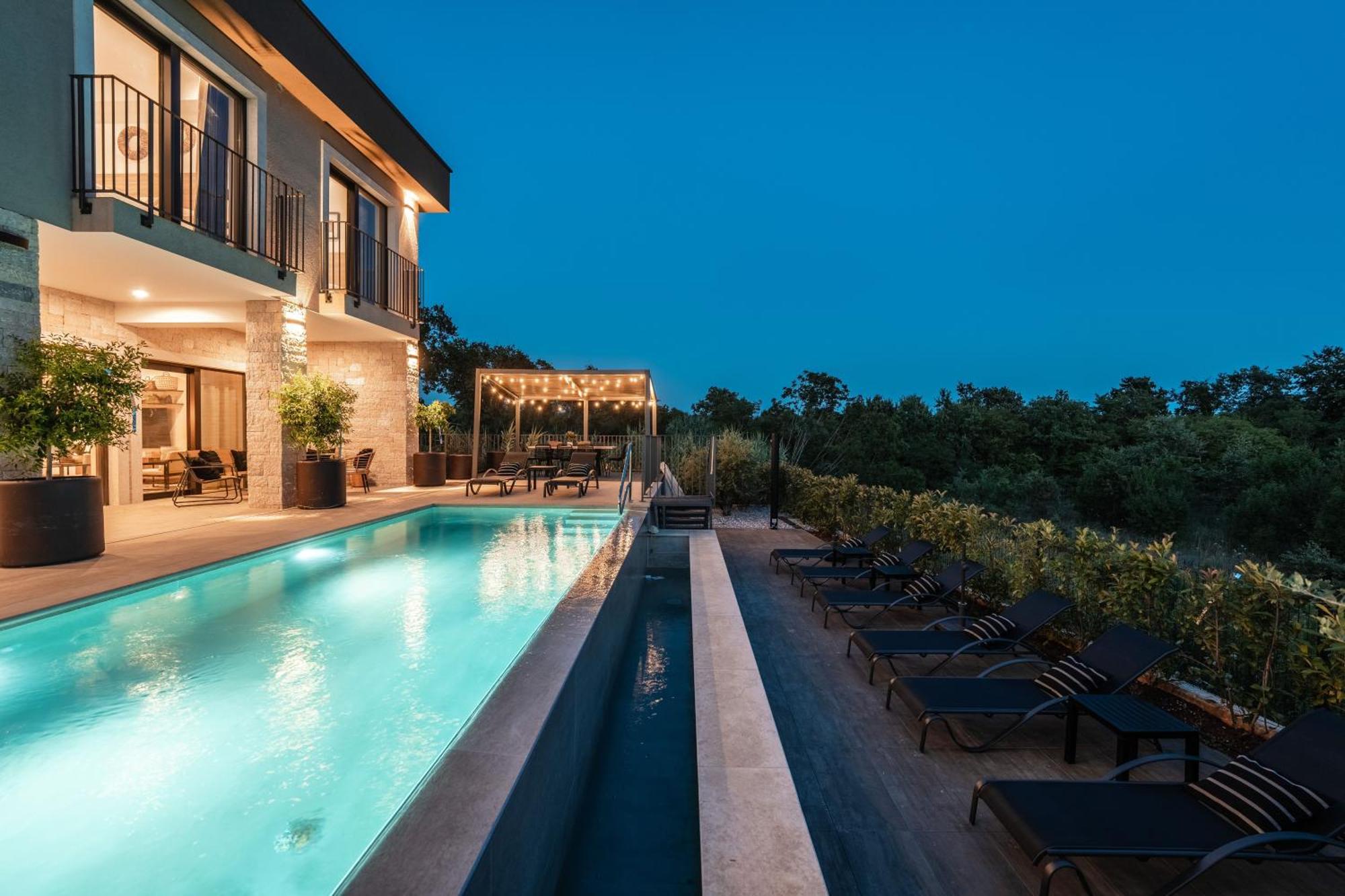 Mit Pool Und Wellness Fuer 8 Personen